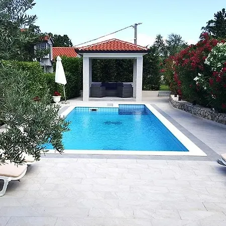 Holiday Home Ripenda Kras בית נופש *